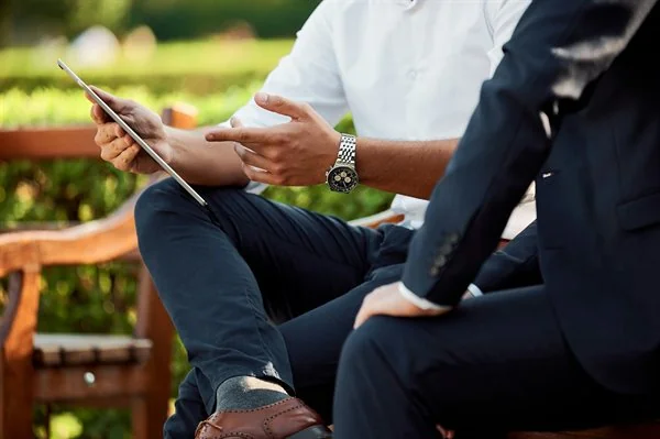 Doradca omawiający strategię technologiczną